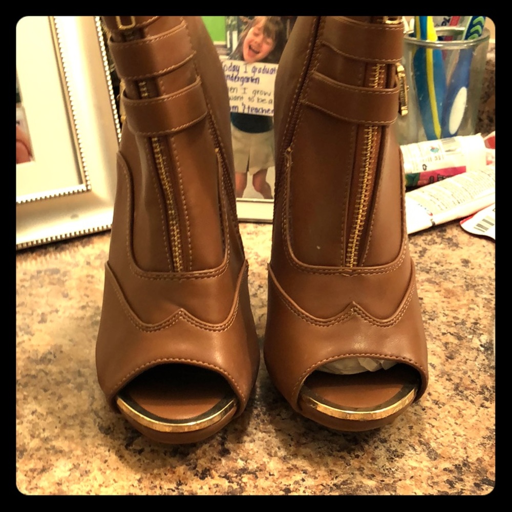 Light brown ankle boot, defect on buckle